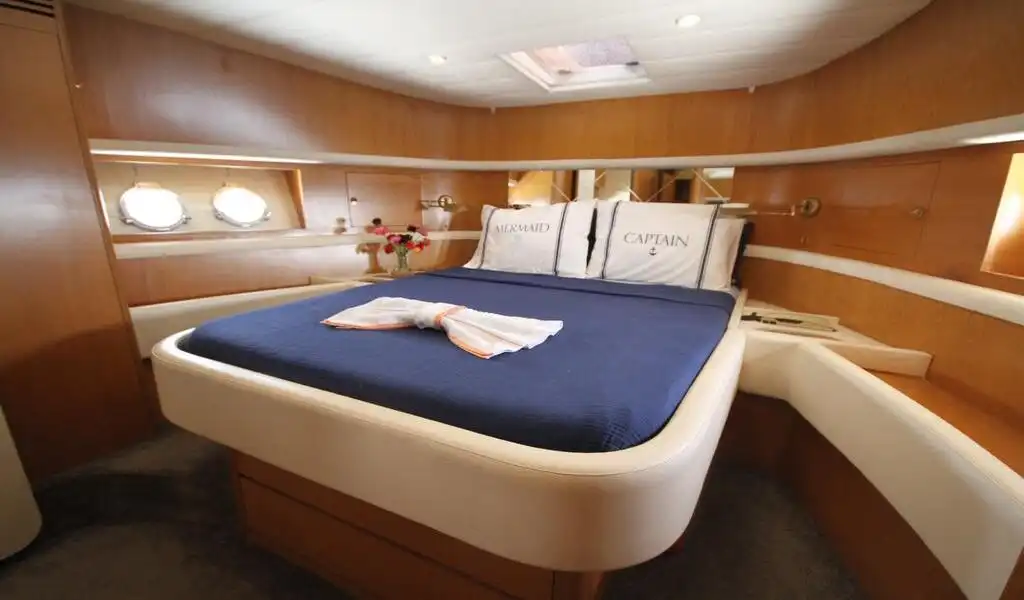 YACHT LUXURY LEGENDS